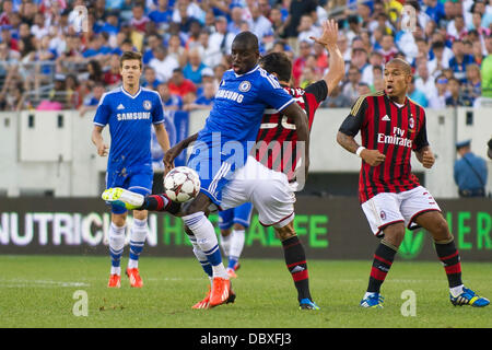 East Rutherford, New Jersey, USA. 4. August 2013. 4. August 2013: Chelsea vorwärts Demba Ba (19) kämpft gegen Milan-Verteidiger Matias Silvestre (26) während das Guinness International Champions Cup-Match zwischen AC Milan und Chelsea an der Met Life Stadium, East Rutherford, NJ. Chelsea gegen AC Mailand 2: 0. © Csm/Alamy Live-Nachrichten Stockfoto