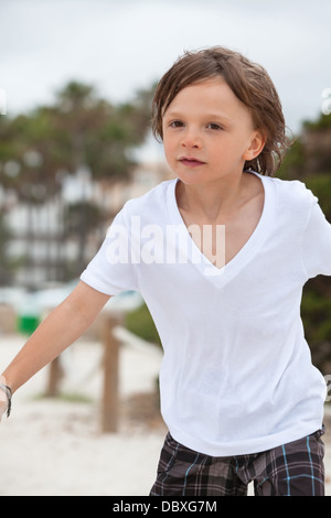 niedlichen kleinen Jungen spielen im Sand am Strand im Sommerurlaub glücklich Stockfoto