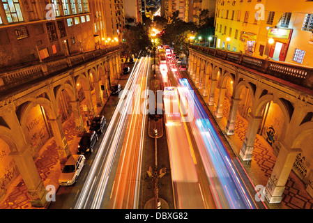Brasilien, Porto Alegre: Viaduto Avenida Borges de Medeiros bei Nacht Stockfoto