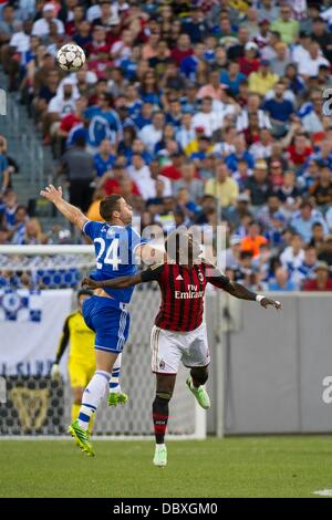 East Rutherford, New Jersey, USA. 4. August 2013. 4. August 2013: Milan Mittelfeldspieler Sulley Muntari (4) Köpfe den Ball Weg von Chelsea-Verteidiger Gary Cahill (24) während des Guinness International Champions Cup match zwischen AC Milan und Chelsea an der Met Life Stadium, East Rutherford, NJ. © Csm/Alamy Live-Nachrichten Stockfoto