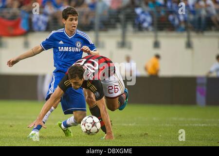 East Rutherford, New Jersey, USA. 4. August 2013. 4. August 2013: Chelsea Mittelfeldspieler Oscar (11) Schläge über Milan-Verteidiger Matias Silvestre (26) während der Guinness International Champions Cup match zwischen AC Milan und Chelsea an der Met Life Stadium, East Rutherford, NJ. © Csm/Alamy Live-Nachrichten Stockfoto