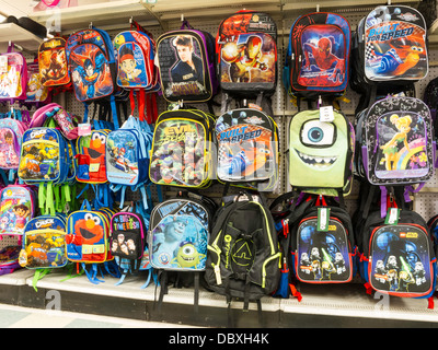 Rucksack-Anzeige in Kmart, NYC Stockfoto