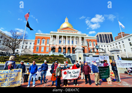 BOSTON - 6 APRIL: Demonstranten am Massachusetts State House 6. April 2012 in Boston, MA. 1798 wurde das Gebäude fertiggestellt. Stockfoto