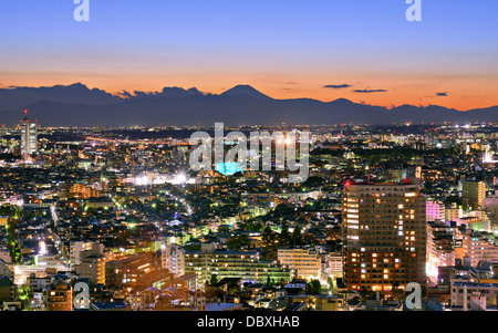 Tokyo, Japan Stadtbild im Ebisu District mit Mt. Fuji in der Ferne. Stockfoto