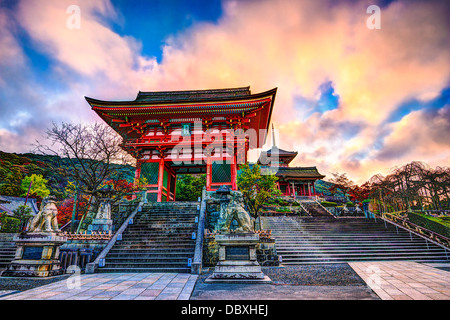 Kiyomizu-Dera Tempel Tor in Kyoto, Japan am Morgen. Stockfoto