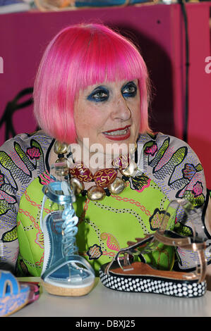 London, UK. 4. August 2013. Zandra Rhodes, britische Mode-Ikone live auf der Bühne sprechen über ihren Erfolg in der Modebranche auf die Pure London-Veranstaltung in Kensington Olympia In London. © Siehe Li/Alamy Live News Stockfoto