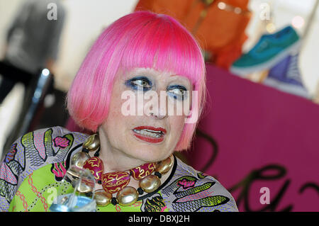 London, UK. 4. August 2013. Zandra Rhodes, britische Mode-Ikone live auf der Bühne sprechen über ihren Erfolg in der Modebranche auf die Pure London-Veranstaltung in Kensington Olympia In London. © Siehe Li/Alamy Live News Stockfoto