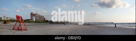 Panorama von orange Life Guard Stuhl, Strand, Meer und Angelsteg darüber hinaus bei Sonnenaufgang Sonnenaufgang. Stockfoto