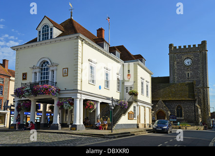 Rathaus und Kirche St. Mary-le-More, Market Square, Wallingford, Oxfordshire, England, Vereinigtes Königreich Stockfoto