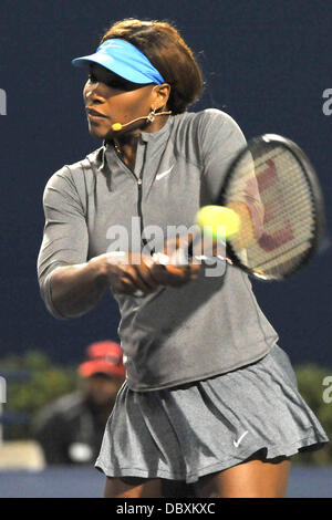 Toronto, Ontario, Kanada. 5. August 2013. Toronto, Ontario, Kanada, 5. August 2013. Serena Williams in Aktion während eines Doppel-Ausstellung match mit Venus Williams gegen Monica Seles und Eugenie Bouchard während der WTA Rogers Cup im Rexall Centre in Toronto, Ontario, Kanada am 5. August. Gerry Angus/CSM/Alamy Live-Nachrichten Stockfoto