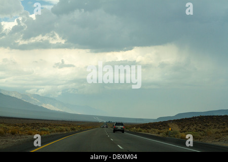 Tropische Feuchtigkeit, die aus Baja Mexiko schafft Wüste Gewitter in Owens Valley in Kalifornien Stockfoto