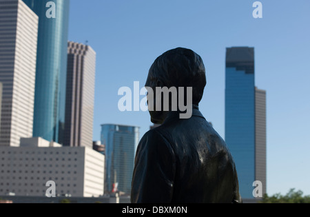 STATUE GEORGE H W BUSH MONUMENT (©CHAS FAGAN 2004) SESQUICENTENNIAL PARK DOWNTOWN SKYLINE HOUSTON TEXAS USA Stockfoto