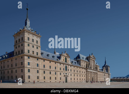 Hauptfassade des Klosters San Lorenzo de El Escorial, Spanien. Stockfoto