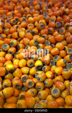 Herzförmige Hachiya Persimonen, Gattung Diospyros, für den Verkauf in einem Großhandel frischen Gemüsemarkt in Quebec, Kanada. Stockfoto