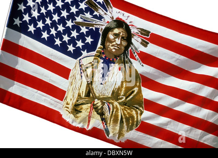 Amerikanische Flagge mit einem Bild von einem Native American Indian, hält eine Friedenspfeife. Stockfoto