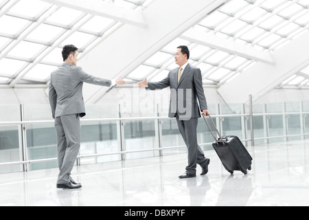 Geschäftspartner treffen im Flughafen-lobby Stockfoto