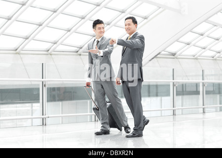 Geschäftspartnern unterwegs in Flughafen-lobby Stockfoto