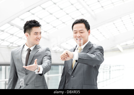 Geschäftsleute, die Flughafen-Lobby die Zeit einchecken Stockfoto