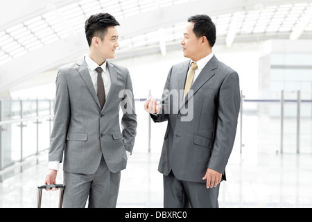 Geschäftspartnern, Gespräch im Flughafen-lobby Stockfoto
