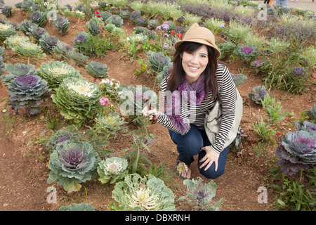 Mädchen in Kohl Bauernhof Stockfoto