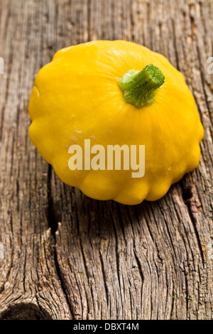 gelbe Patisson auf Holztisch Stockfoto