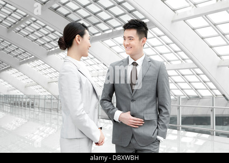 Geschäftspartner in Flughafen-Lobby im Gespräch Stockfoto