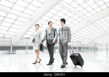 Geschäftspartnern unterwegs in Flughafen-lobby Stockfoto