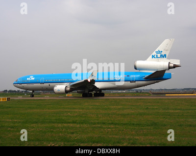 Die McDonnell Douglas MD-11, Zulassungsnummer PH-KCA, betrieben von KLM Royal Dutch Airlines, Taxis auf der Start- und Landebahn am Flughafen Schiphol. Dieses Großraumflugzeug wird für Langstreckenflüge eingesetzt. Stockfoto