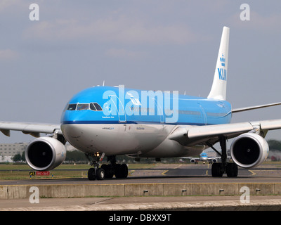 PH-AKB KLM Royal Dutch Airlines Airbus A330-303 14july2013 Rollen 2 Stockfoto