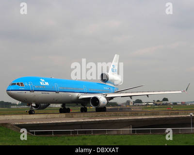 PH-KCA ist ein McDonnell Douglas MD-11-Flugzeug der KLM Royal Dutch Airlines, das am 14. Juli 2013 auf dem Flughafen Schiphol in Amsterdam im Rollen war. Dieses Flugzeugmodell ist ein dreimotoriges Großraumflugzeug, das für Langstreckenflüge entwickelt wurde und häufig von großen Fluggesellschaften auf internationalen Strecken eingesetzt wird. Stockfoto