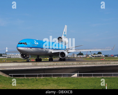 Die PH-KCB McDonnell Douglas MD-11, die von KLM Royal Dutch Airlines betrieben wird, wird am 19. Juli 2013 auf dem Flughafen Schiphol gesehen. Dieses Großraumflugzeug mit drei Düsen wurde häufig für Langstreckenflüge eingesetzt, bekannt für seine geräumige Kabine und fortschrittliche Technologie. Stockfoto