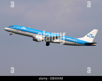 Die PH-EZI KLM Cityhopper Embraer ERJ-190STD (ERJ-190-100) ist ein Regionalflugzeug der KLM Cityhopper. Sie ist bekannt für ihre Effizienz auf kurz- und Mittelstrecken und startet am 14. Juli 2013 vom Flughafen Schiphol in Amsterdam. Stockfoto