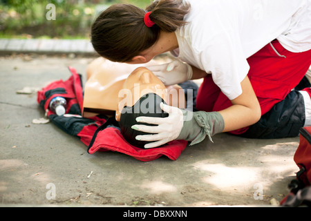CPR-Praktiker Airways an Dummy Prüfung Stockfoto