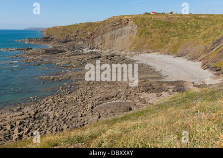 Wasser-Bucht in der Nähe von Widemouth Bay in der Nähe von Bude Cornwall England UK an einem schönen Sommertag Stockfoto