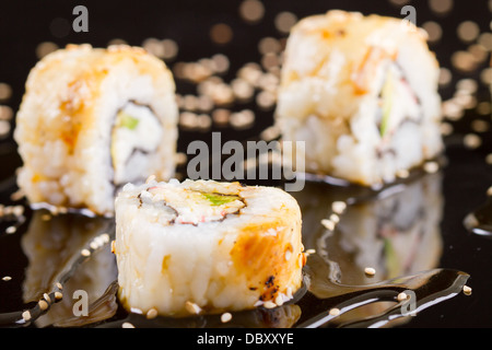 Sushi-Stücke auf schwarzem Hintergrund Stockfoto