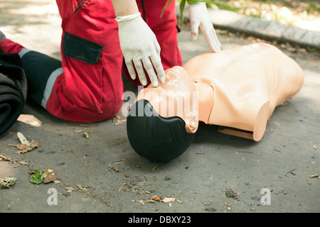 CPR-Praktiker Airways an Dummy Prüfung Stockfoto