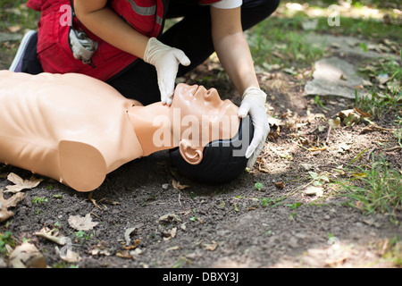 CPR-Praktiker Airways an Dummy Prüfung Stockfoto