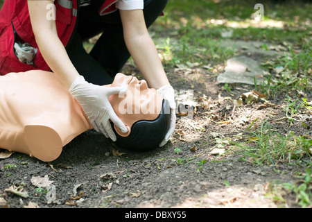 CPR-Praktiker Airways an Dummy Prüfung Stockfoto