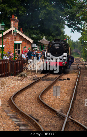 Dampfzug an Holt Station 76084 2-6-0 Steam Locomotive North Norfolk Railway Stockfoto