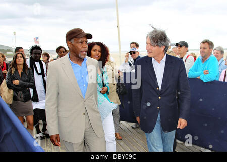 Deauville Bürgermeister Philippe Augier und Danny Glover die 37. Deauville American Film Festival - Tag 8 - Hommage an Danny Glover - Photocall Deauville, Frankreich - 07.09.11 Stockfoto