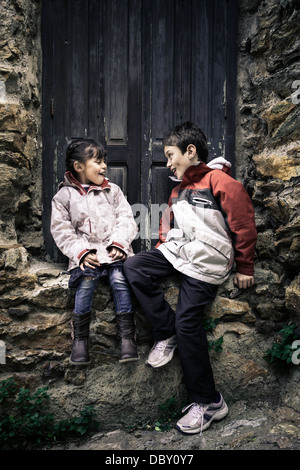 Kinder Spaß draußen zuhause Stockfoto