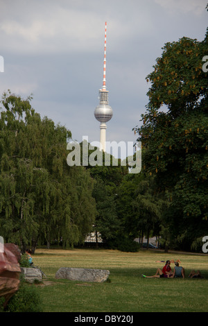 Fernsehturm Berlin Alexanderplatz gesehen aus dem Tiergarten, Berlin, Deutschland Stockfoto