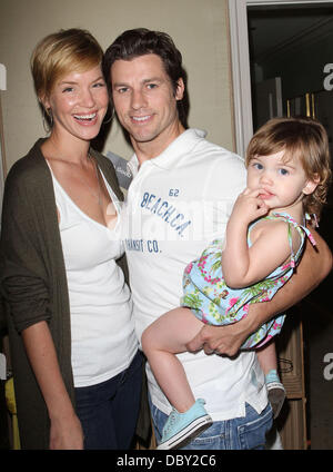 Ashley Scott mit Ehemann Steve Hart und Tochter Ada JetBlue und Nubar laden Promis und VIPs für drei Tage lang verwöhnen und verschenken - Tag 3 Held in The Peninsula Hotel Beverly Hills, Kalifornien - 08.09.11 Stockfoto