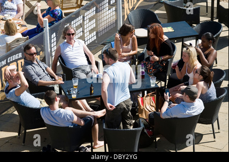 Menschen Sie trinken und entspannende Bar im Freien direkt am Meer in Brighton East Sussex England UK Stockfoto