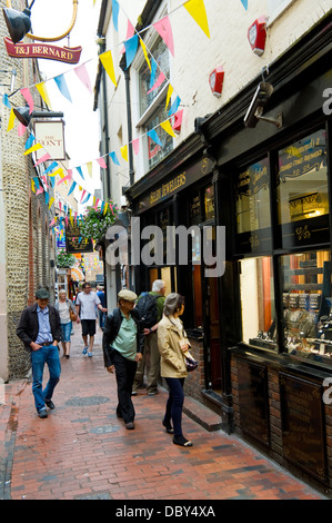 Shopper und Geschäfte in The Lanes Brighton East Sussex England UK Stockfoto