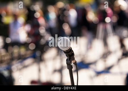 Mikrofon im Fokus gegen unscharfe Publikum Stockfoto