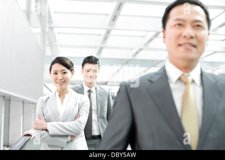 Zuversichtlich Geschäftsleute in Flughafen-lobby Stockfoto