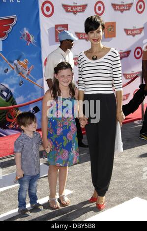 Los Angeles, CA, USA. 5. August 2013. Ronan Beason, Gemma Beason, Catherine Bell im Ankunftsbereich für Flugzeuge Premiere, El Capitan Theatre, Los Angeles, CA 5. August 2013. Foto von: Michael Germana/Everett Collection/Alamy Live-Nachrichten Stockfoto