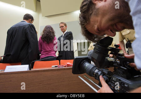 München, Deutschland. 6. August 2013. Accused Beate Zschaepe (C) spricht mit ihren Anwälten Anwälten Wolfgang Stahl (L) und Wolfgang Heer (3-R) in einem Gerichtssaal in München, 6. August 2013. Der Prozess um die Morde und Terroranschläge von der nationalen sozialistischen Untergrund (NSU) heute an das Oberlandesgericht in München fortgesetzt. Foto: PETER KNEFFEL/Dpa/Alamy Live News Stockfoto