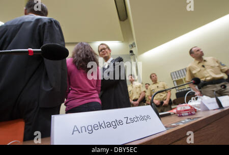 München, Deutschland. 6. August 2013. Accused Beate Zschaepe (C) spricht mit ihren Anwälten Anwälten Wolfgang Stahl (L) und Wolfgang Heer (3-R) in einem Gerichtssaal in München, 6. August 2013. Der Prozess um die Morde und Terroranschläge von der nationalen sozialistischen Untergrund (NSU) heute an das Oberlandesgericht in München fortgesetzt. Foto: PETER KNEFFEL/Dpa/Alamy Live News Stockfoto